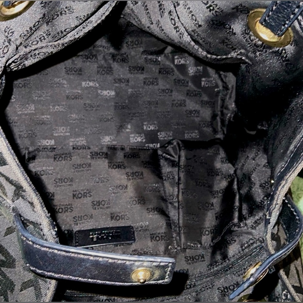 SOLD Michael Kors MK tote in black. Pre-loved 2013. - Picture 5 of 10